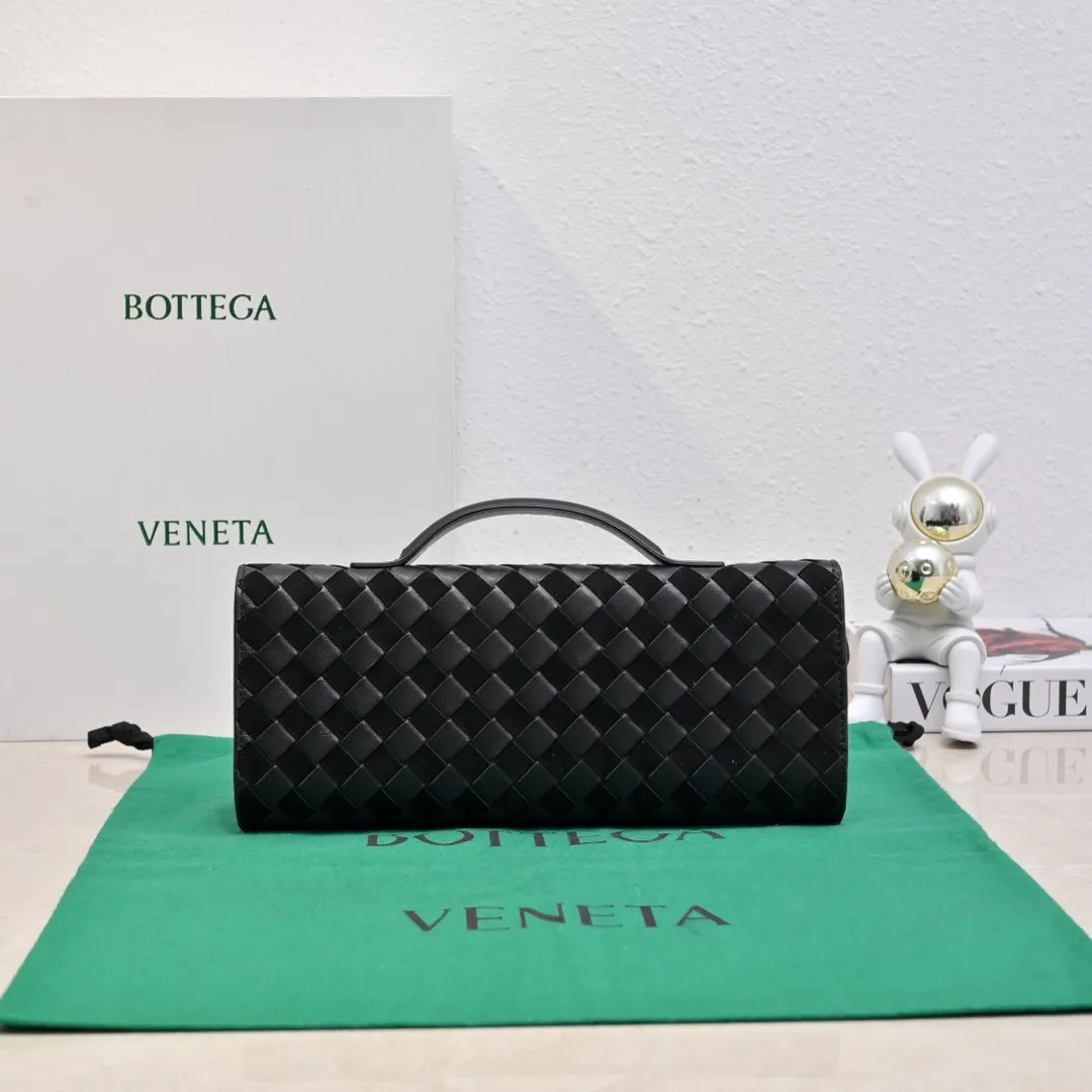 Batch 1360 #Bv New Deerskin Clutch 🎈 The deerskin brown bag with extra points for autumn and winter is so beautiful~🍂 Made of classic woven sheepskin and deerskin, it looks like Maillard for autumn and winter🤎 It can be held by hand, carried by hand or carried under the arm. The metal knot embellishment exudes temperament and nobility~ , equipped with a zipper compartment inside, it is a good companion for your daily life🧑‍❤️‍💋‍🧑, whether you are walking on the red carpet or attending a dinner, it will add a unique charm to you💞 Model: 1511 Size: 31x13x3